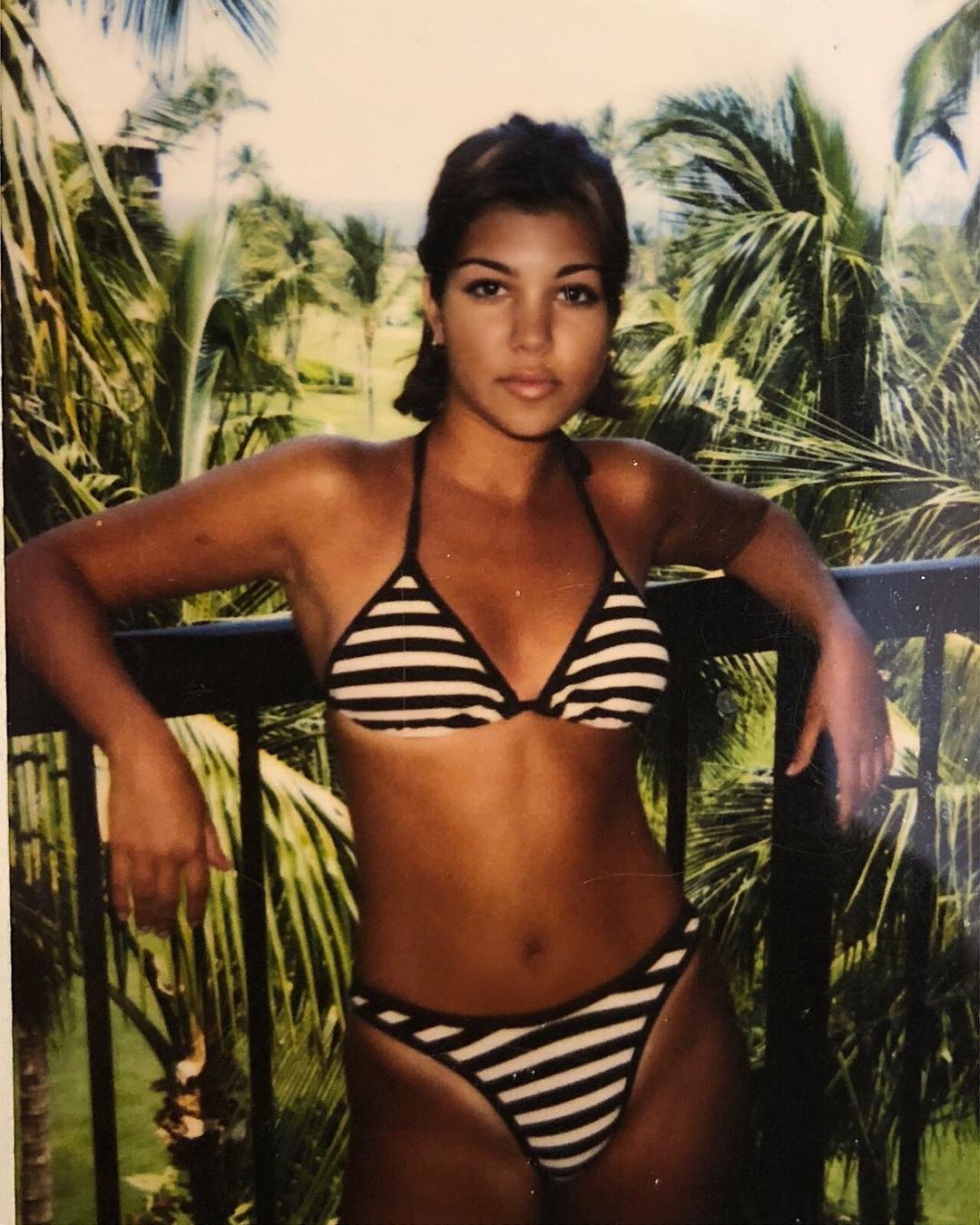 От дурнушки до королевы красоты: как менялась внешность сестер Кардашьян до и после пластики