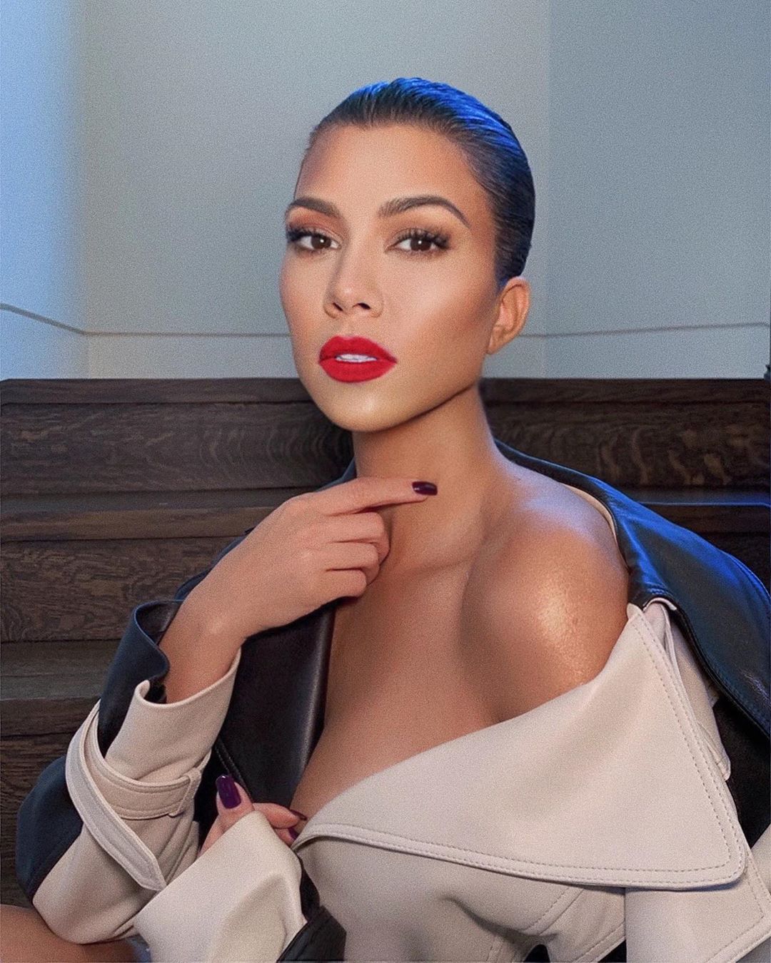 От дурнушки до королевы красоты: как менялась внешность сестер Кардашьян до и после пластики