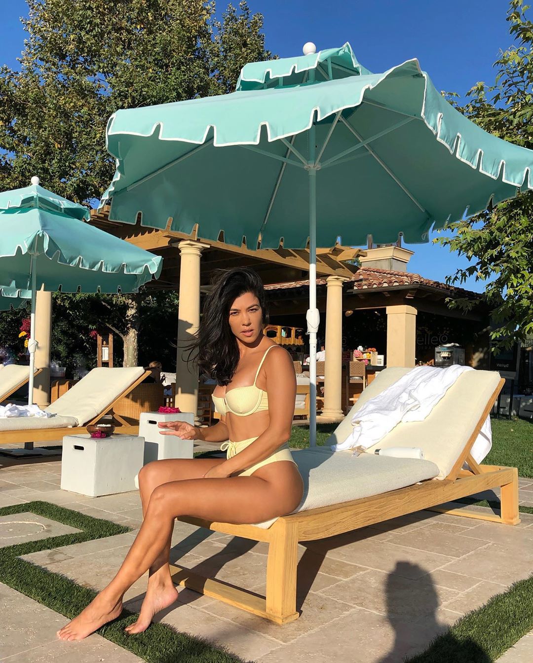 Кортни Кардашьян похвасталась пышными формами в прозрачном платье