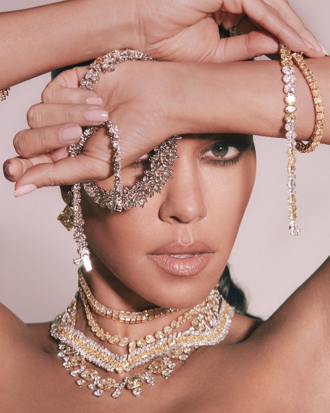 Найди пять отличий: Ким Кардашьян с сестрами показали одинаковые соблазнительные образы