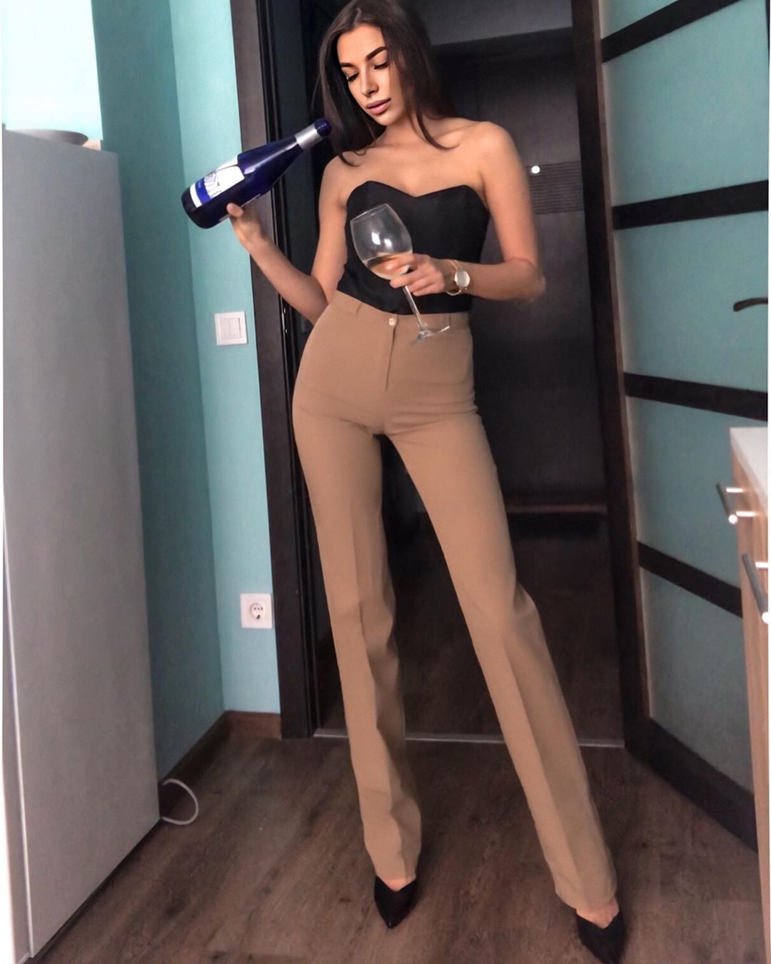 Еще та штучка: Кристина из Холостяк-10 блеснула спортивными ножками в эффектных нарядах