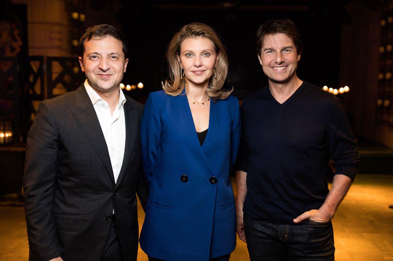 Синий ей к лицу: Елена Зеленская восхитила новым ярким образом и необычной укладкой