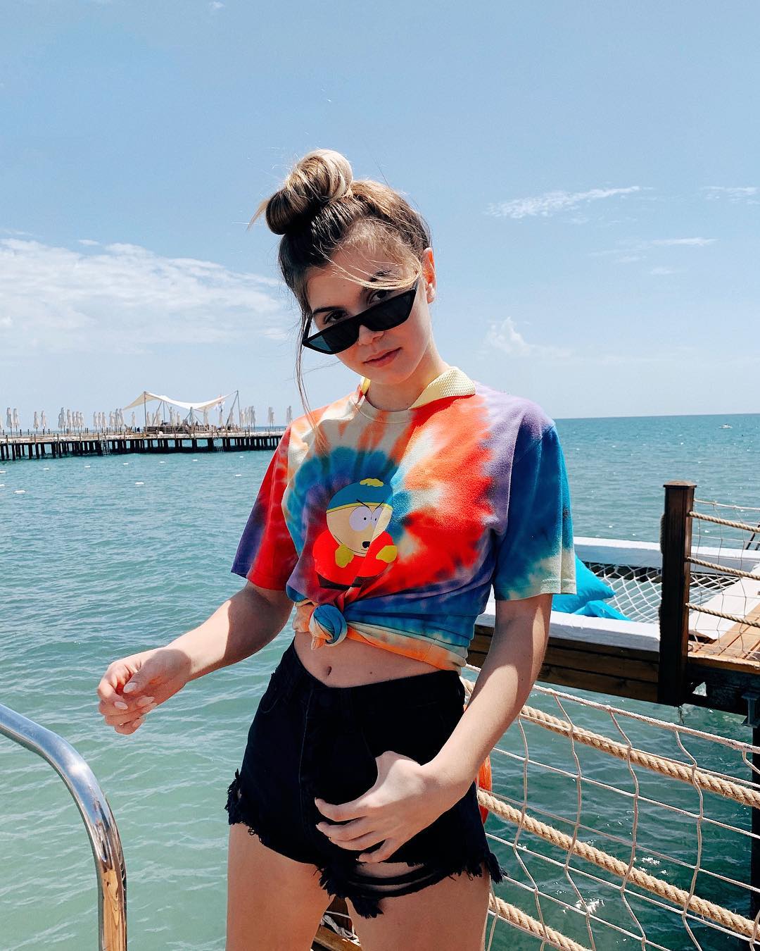 "Правила придумали слабаки": Анна Седокова рассказала об отдыхе с тремя детьми