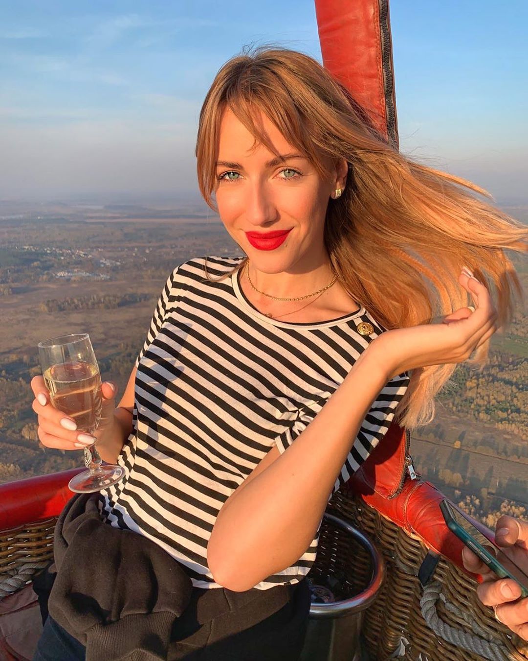 Повітряна куля і поцілунок від Полякової: Леся Нікітюк весело відзначила день народження