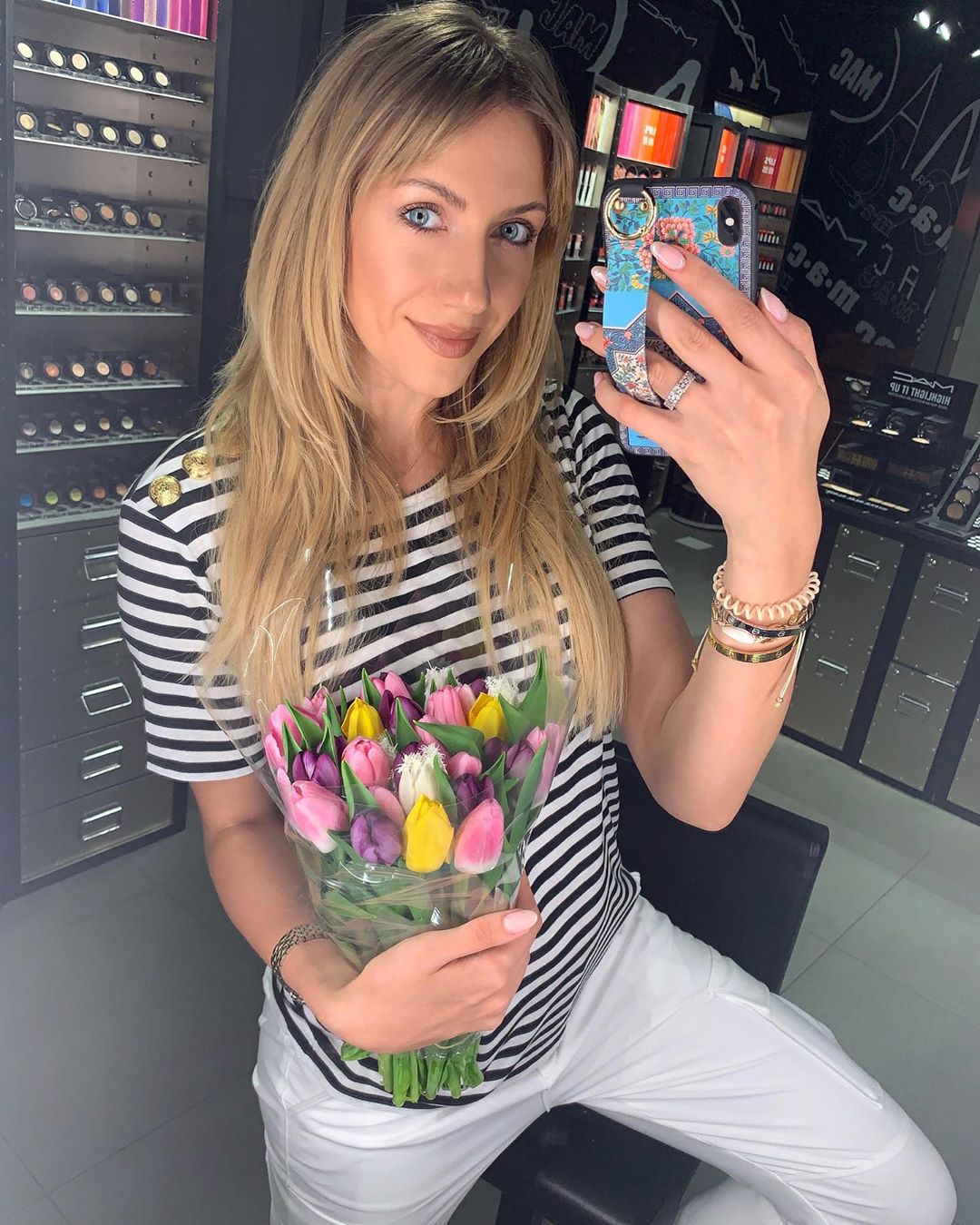 "Регіна, чекай!" Нікітюк з букетом тюльпанів полетіла на весілля Тодоренко