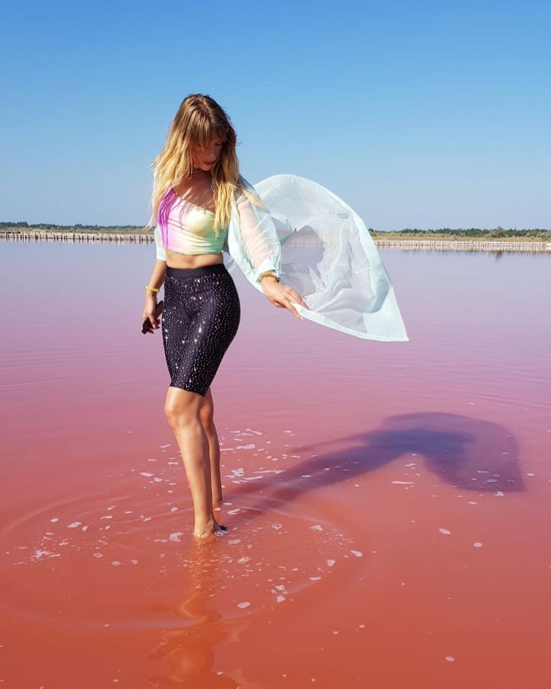 Рожева мрія: Леся Нікітюк пройшлася по унікальному озеру "кавунового фрешу"