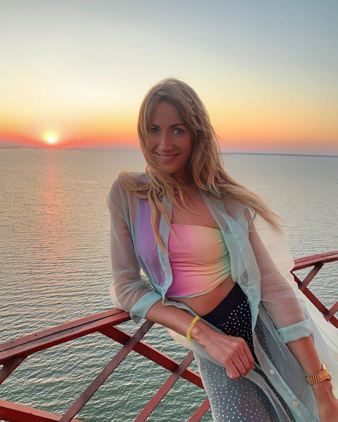 "Під колір заходу сонця": Леся Нікітюк зачарувала променистим фото-листівкою з Херсона