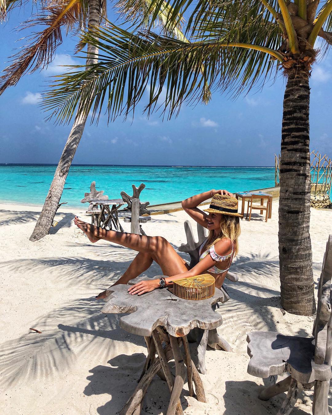 "Картошку посадила?": длинноногая Никитюк показала свою "дачу" на Мальдивах