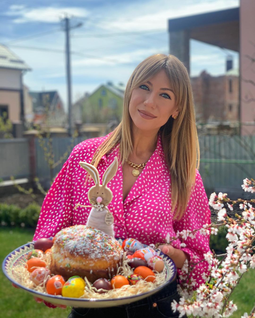 Пасхальный зайчик: Леся Никитюк восхитила ярким праздничным образом