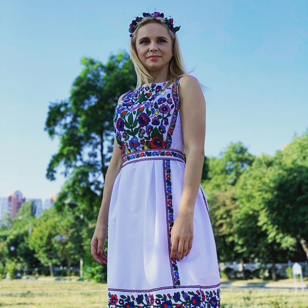 Девушка-весна: Лилия Ребрик очаровала ярким образом в венке и платье-вышиванке