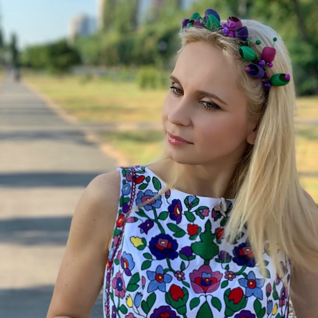 Девушка-весна: Лилия Ребрик очаровала ярким образом в венке и платье-вышиванке