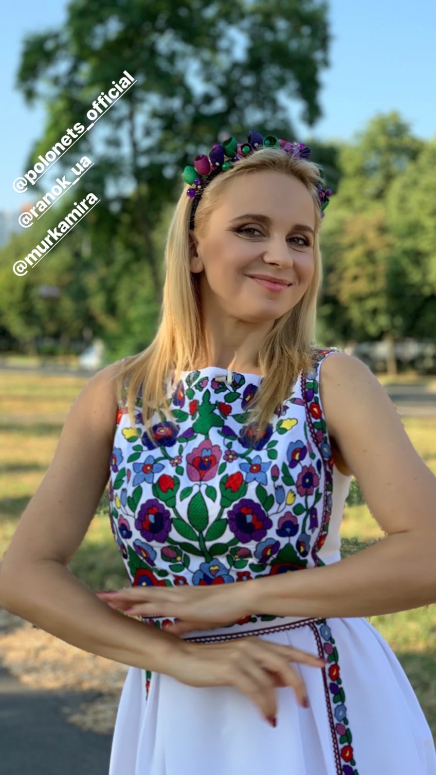 Девушка-весна: Лилия Ребрик очаровала ярким образом в венке и платье-вышиванке