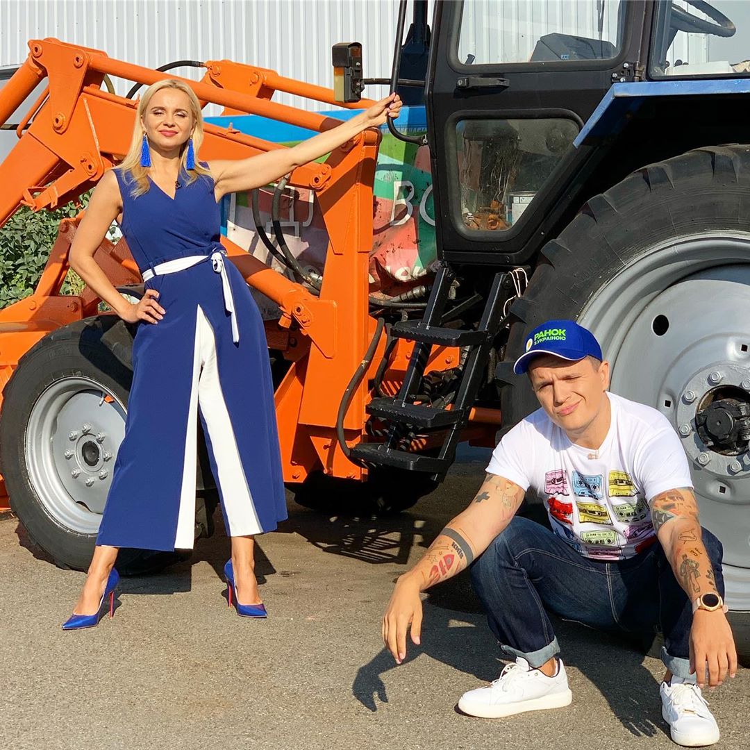 "Бомбезный тандем": стильная Лилия Ребрик с партнером позировала у трактора