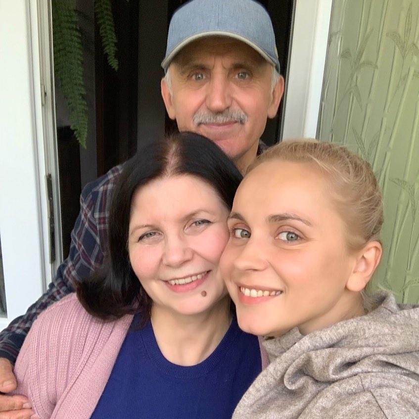 "На тата схожа": Лілія Ребрик без макіяжу зворушила ніжним фото з батьками
