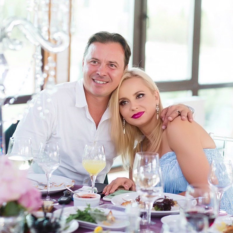 Оливье весь доели? Лилия Ребрик очаровала душевным новогодним снимком с мужем