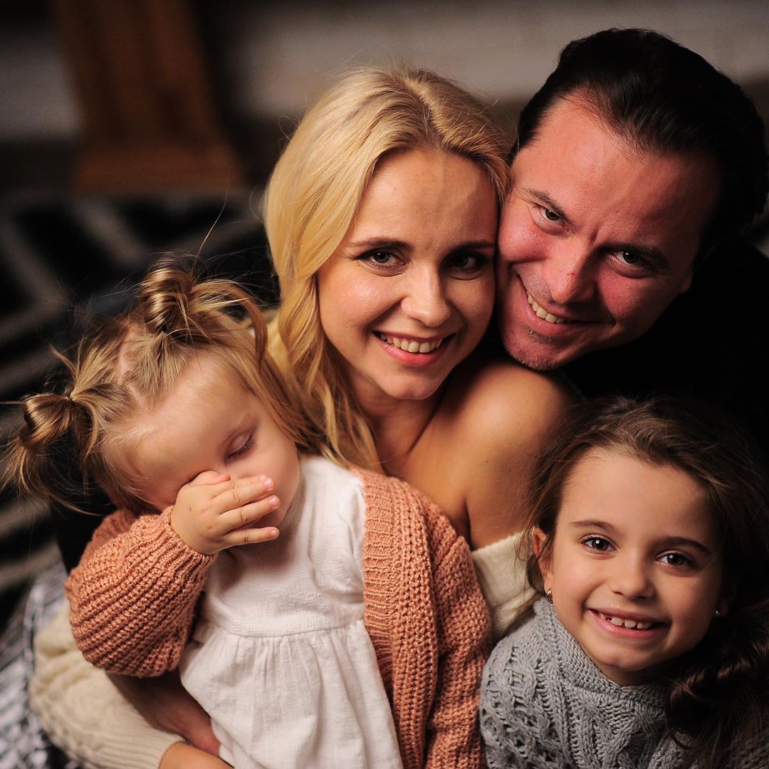 Сім'я на карантині: Лілія Ребрик розчулила мережу ніжним фото з чоловіком і доньками