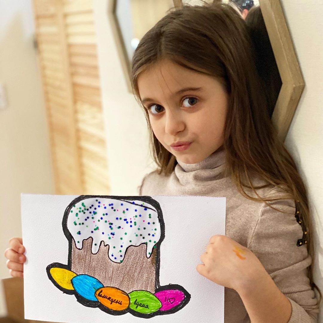 Художник так бачить: Лілія Ребрик з дочками готується до Великодня на карантині