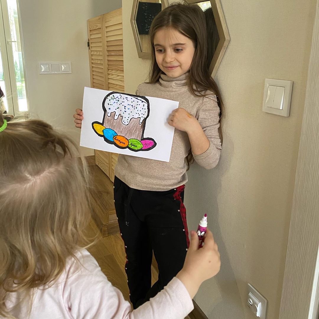 Художник так бачить: Лілія Ребрик з дочками готується до Великодня на карантині