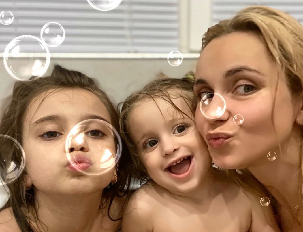 Які милі дівчата: Лілія Ребрик з доньками влаштували "банний день"