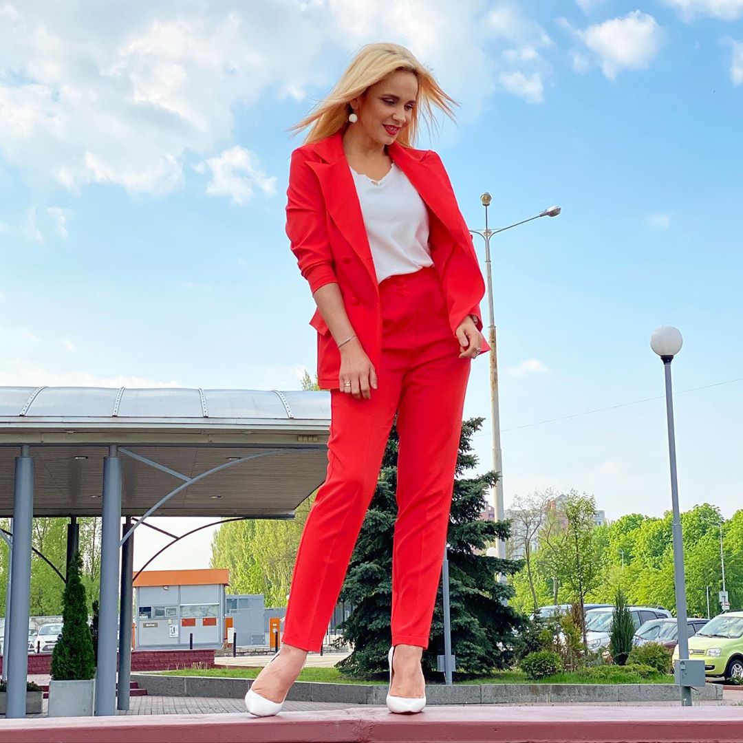 Летящей походкой: Лилия Ребрик в алом брючном костюме покорила женственностью