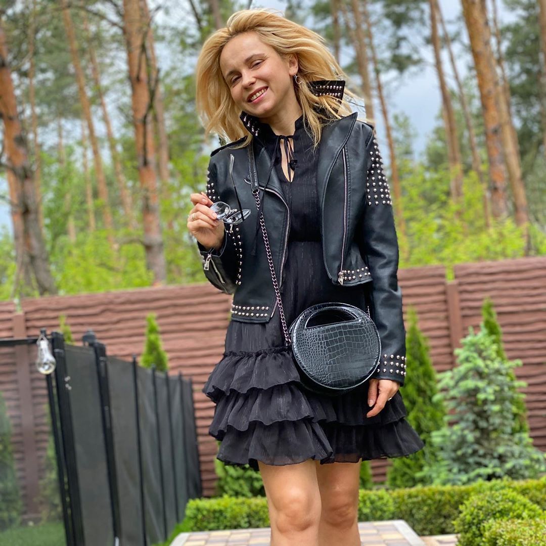 Лилия Ребрик в стильном total black образе поздравила всех блондинок с праздником