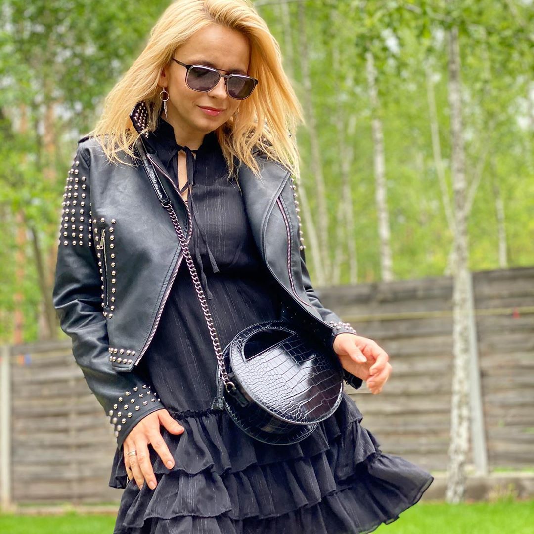 Лилия Ребрик в стильном total black образе поздравила всех блондинок с праздником