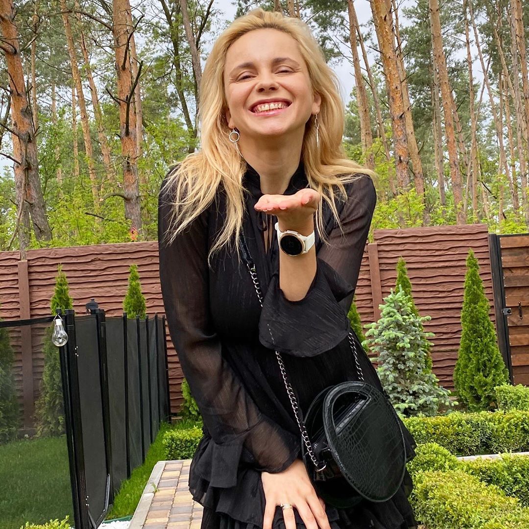 Лилия Ребрик в стильном total black образе поздравила всех блондинок с праздником