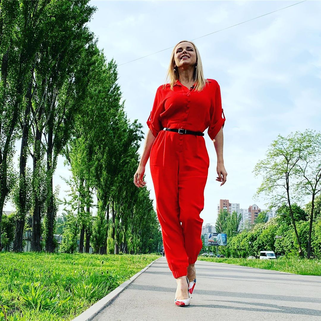 Lady in red: Лілія Ребрик зачарувала яскравим весняним нарядом