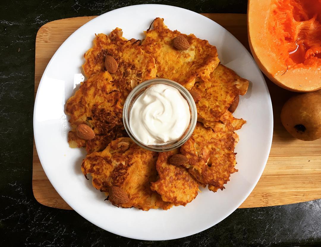 Оладки з гарбуза з грушею і мигдалем