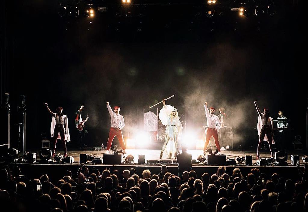 Карколомно: Світлана Лобода засліпила фанів у блискучому міні-платті і ботфортах