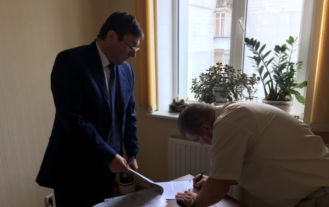 Луценко вручив підозру судді Вищого госпсуду Швецю