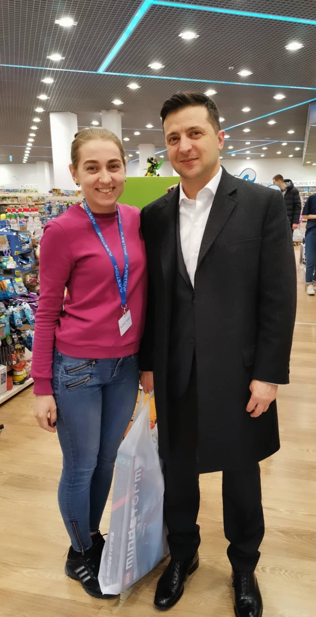 Зеленського "застукали" в магазині іграшок: що і кому він купував