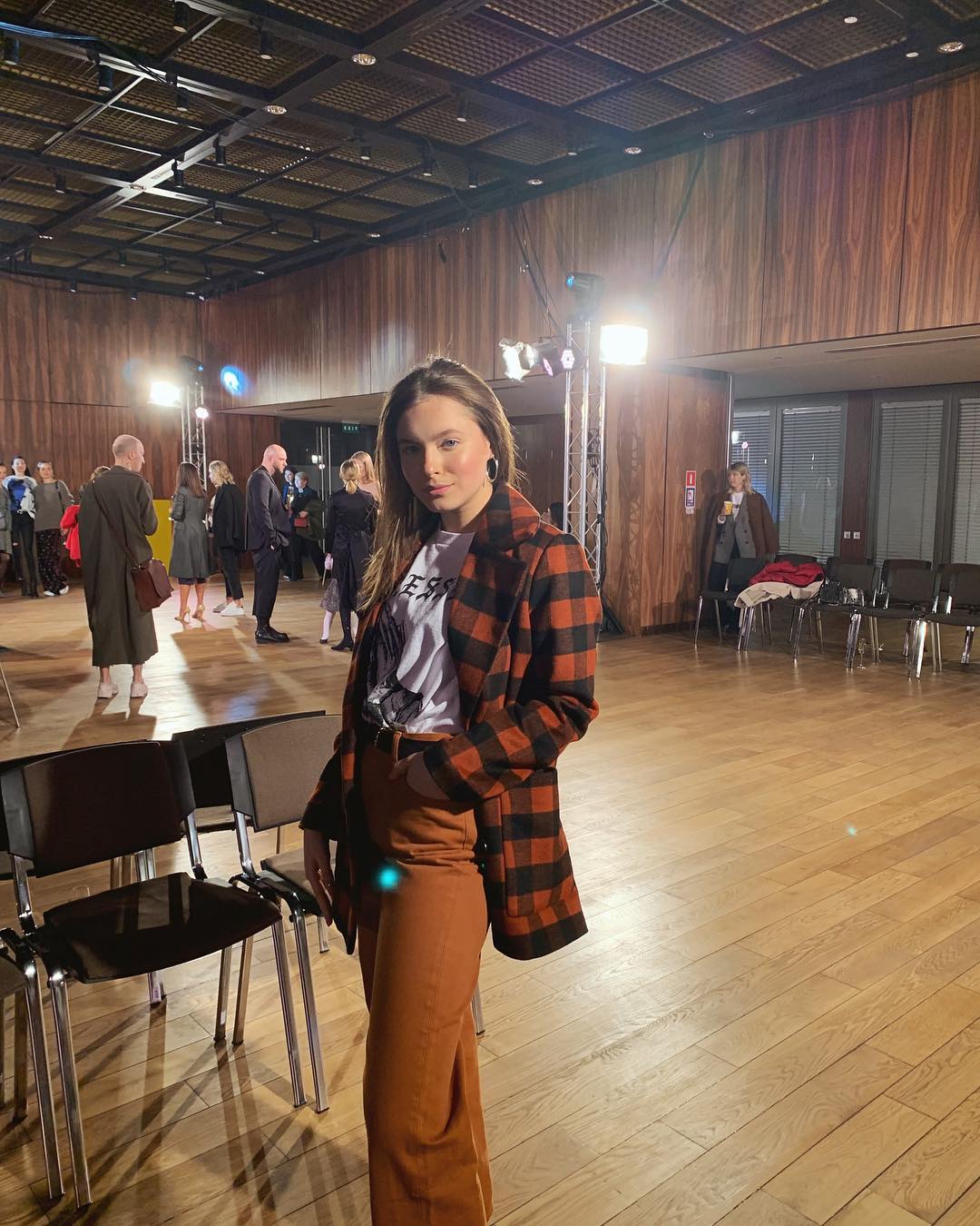 16-летняя дочка Елены Кравец поразила ультрастильным образом в мини-юбке