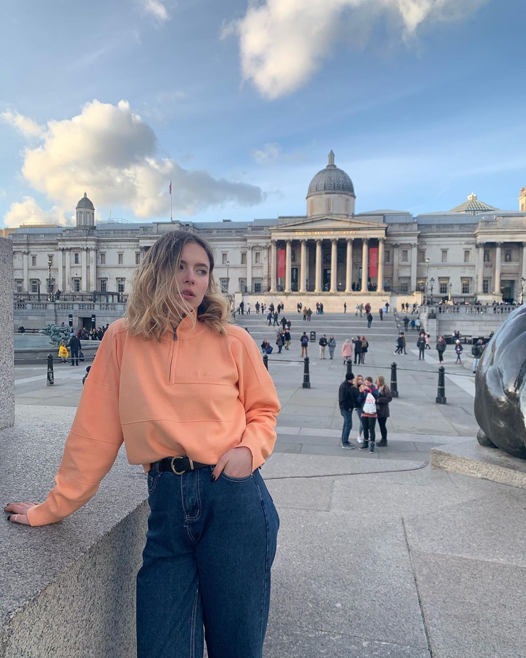 Вся в маму: дочка Олени Кравець в стильному луці позувала на вулицях Лондона