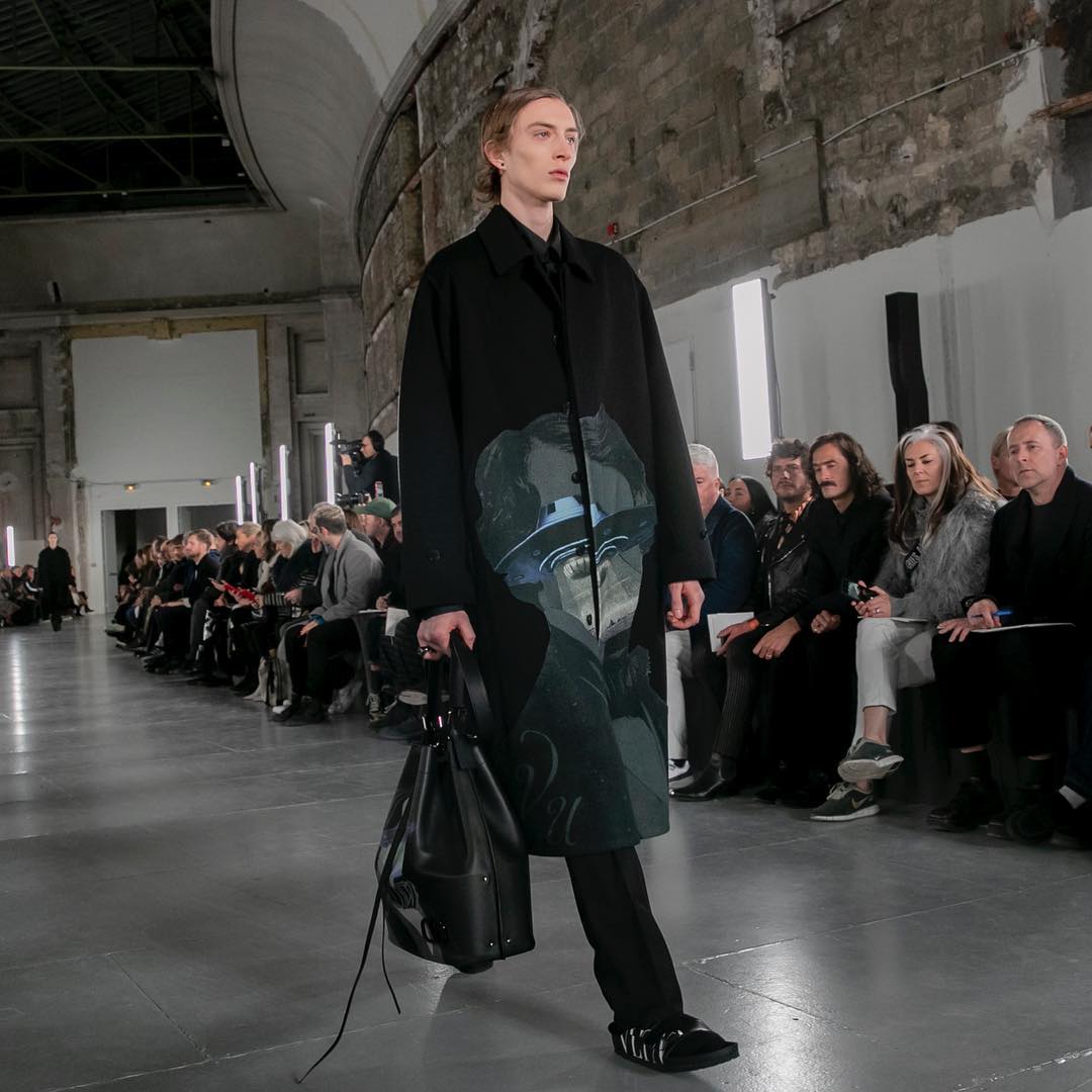 Неделя мужской моды в Париже: мировые кутюрье устроили на подиуме "объемный хаос" (фото)