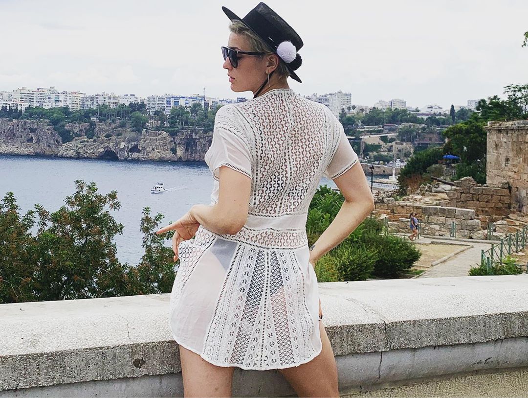 MARUV обжигает пластикой кошки в латексном костюме и полицейской фуражке