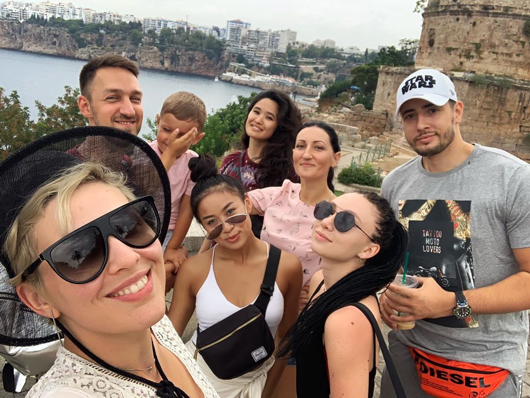 MARUV обжигает пластикой кошки в латексном костюме и полицейской фуражке