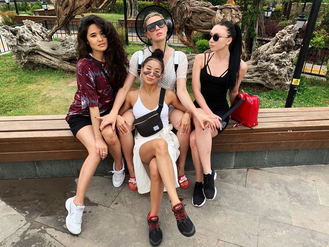 MARUV обжигает пластикой кошки в латексном костюме и полицейской фуражке