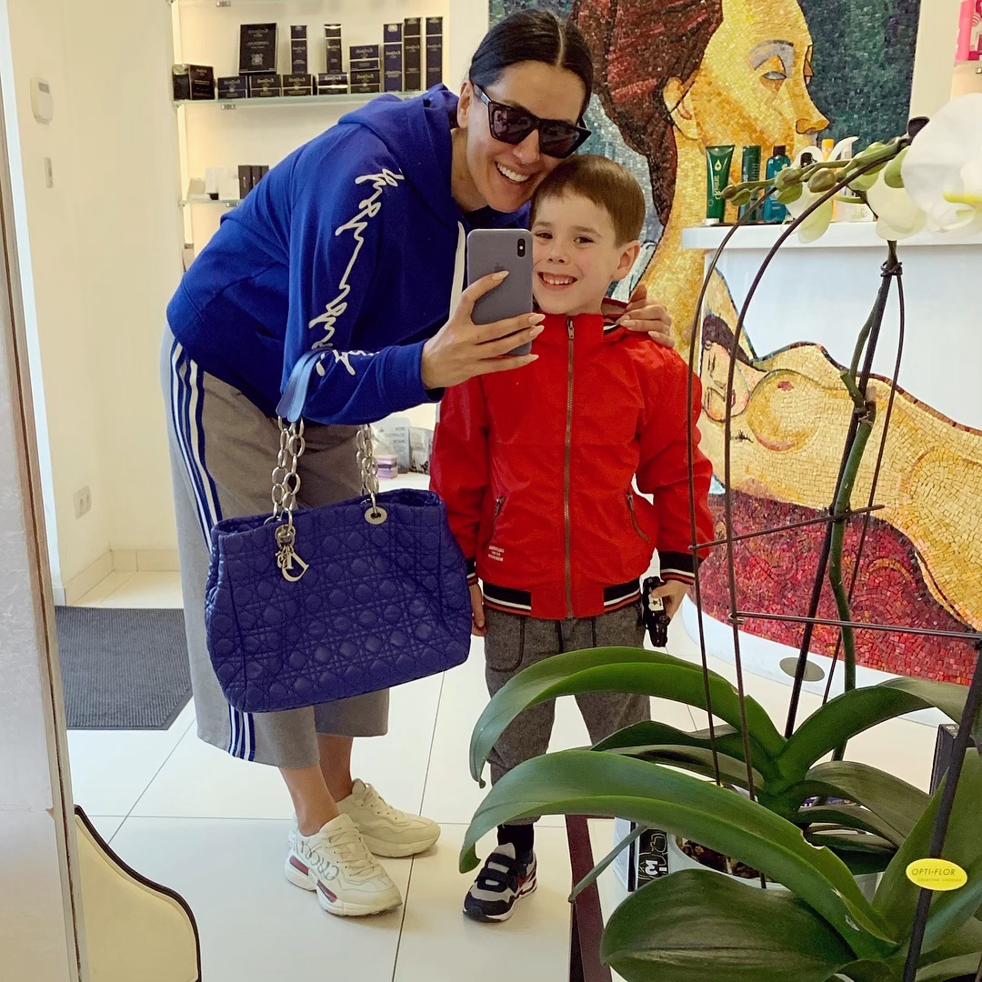 Готовимся к Пасхе: Маша Ефросинина похвасталась новой прической сыночка