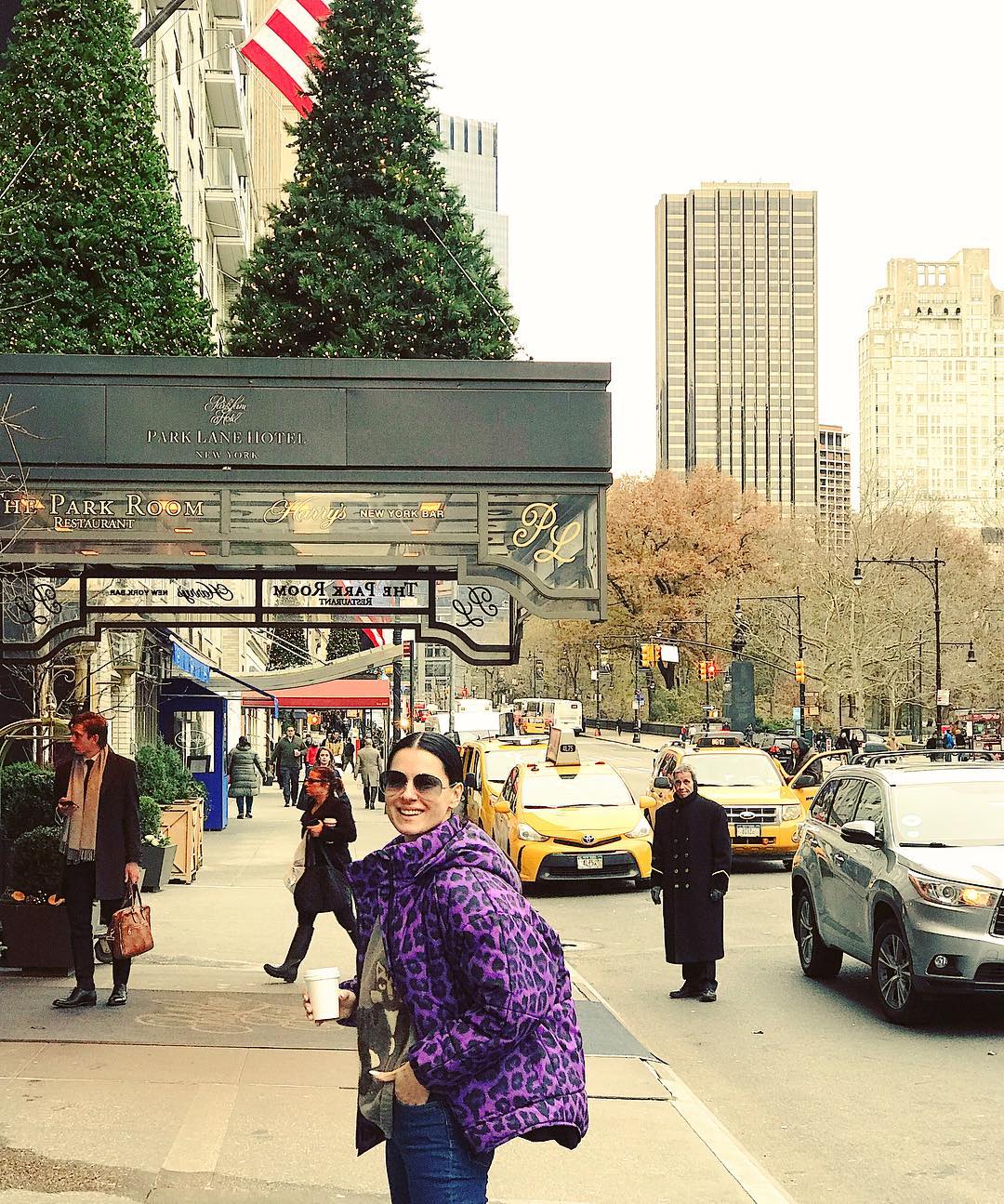 Маша Єфросиніна підкорила стильним вбранням на прогулянці в Нью-Йорку