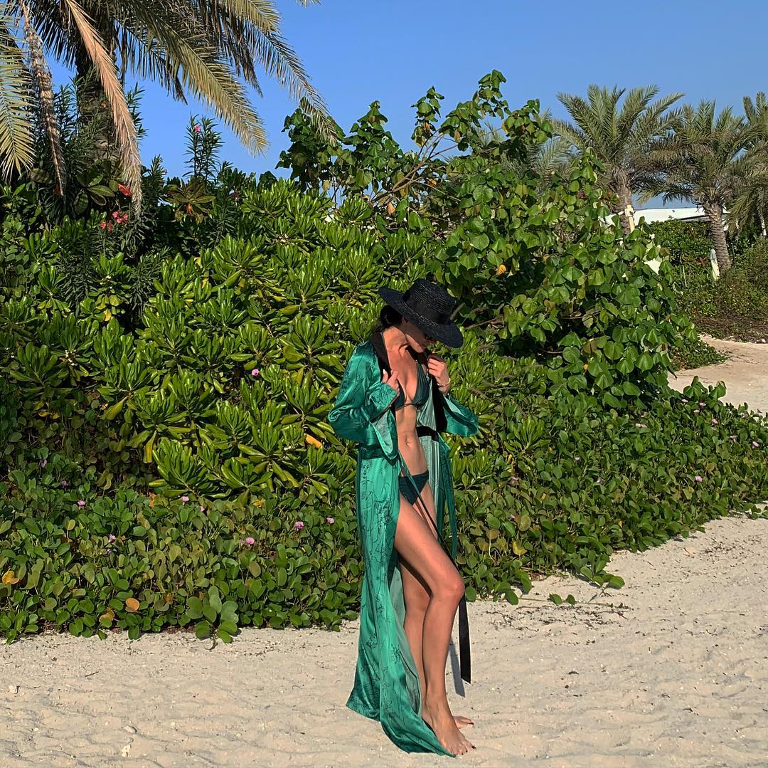 Піжама-стайл або "Демі Мур": вибираємо кращий пляжний образ Маші Єфросиніної в Абу-Дабі