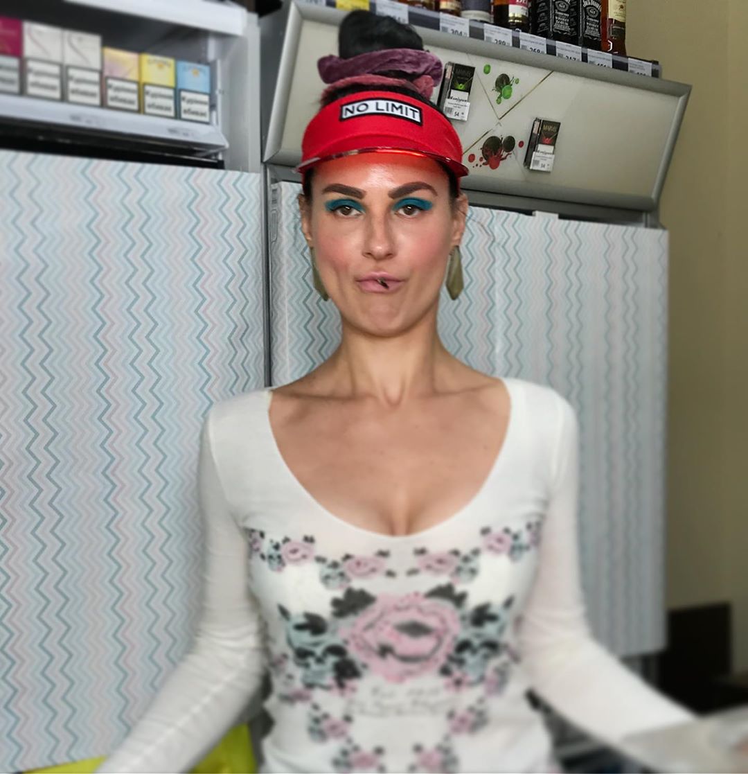 "Скажуть шо зроблені": Єфросиніна розсмішила перевтіленням в "касирку з 90-х"