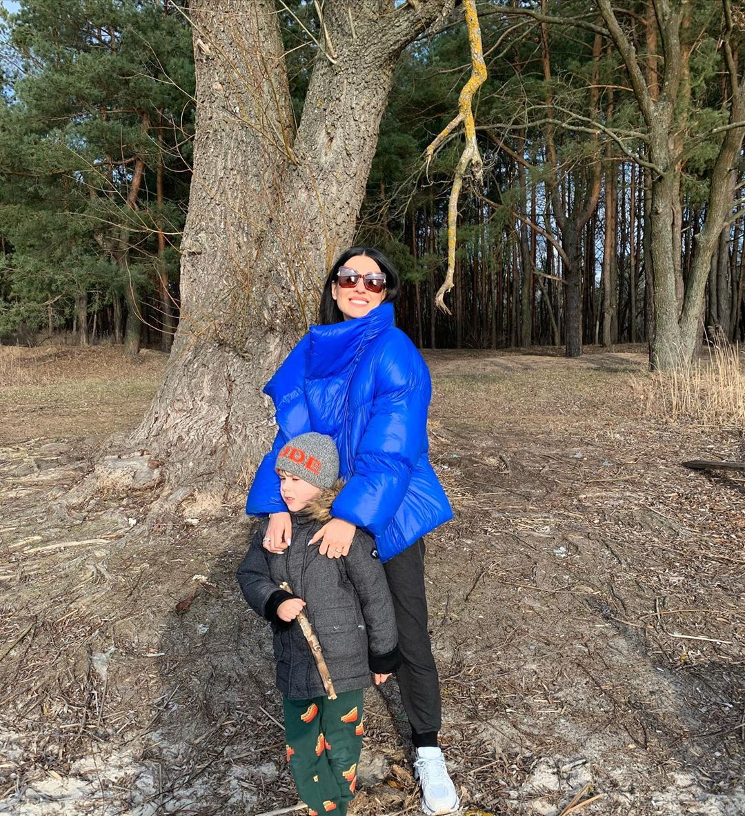 Такі класні! Маша Єфросиніна зачарувала яскравим фото з прогулянки з сином у лісі