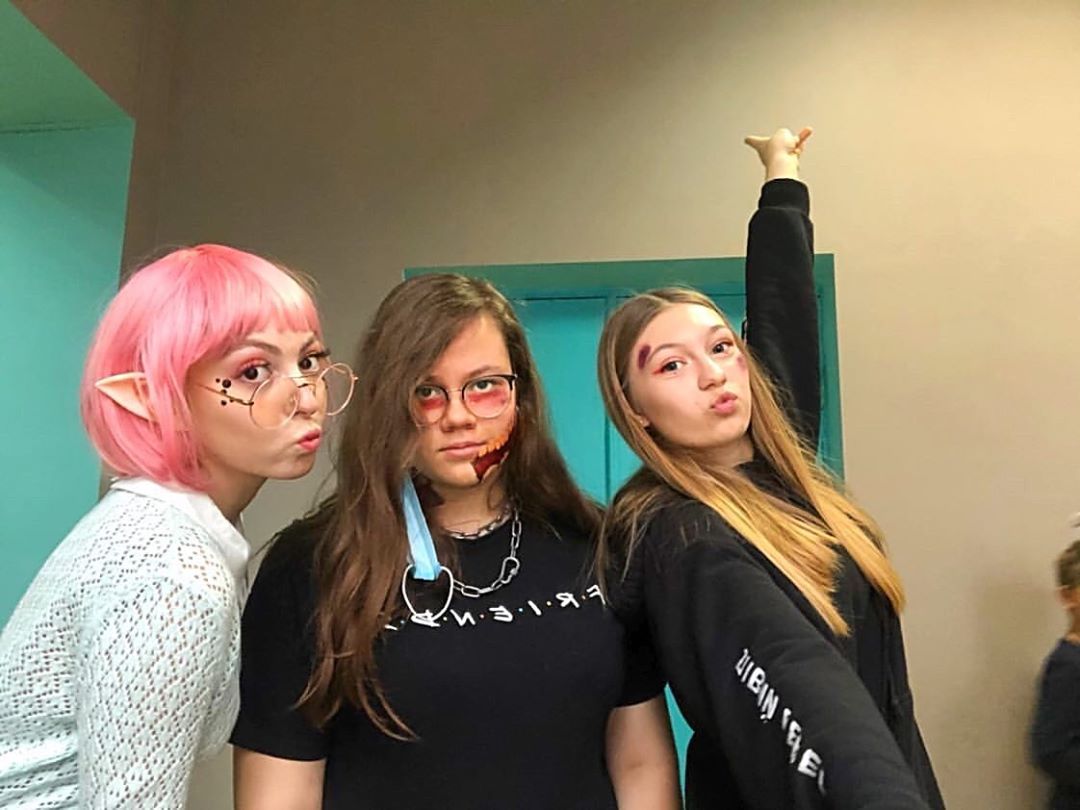 Розововолосая эльфийка: дочь Поляковой поразила ярким образом на Хеллоуин