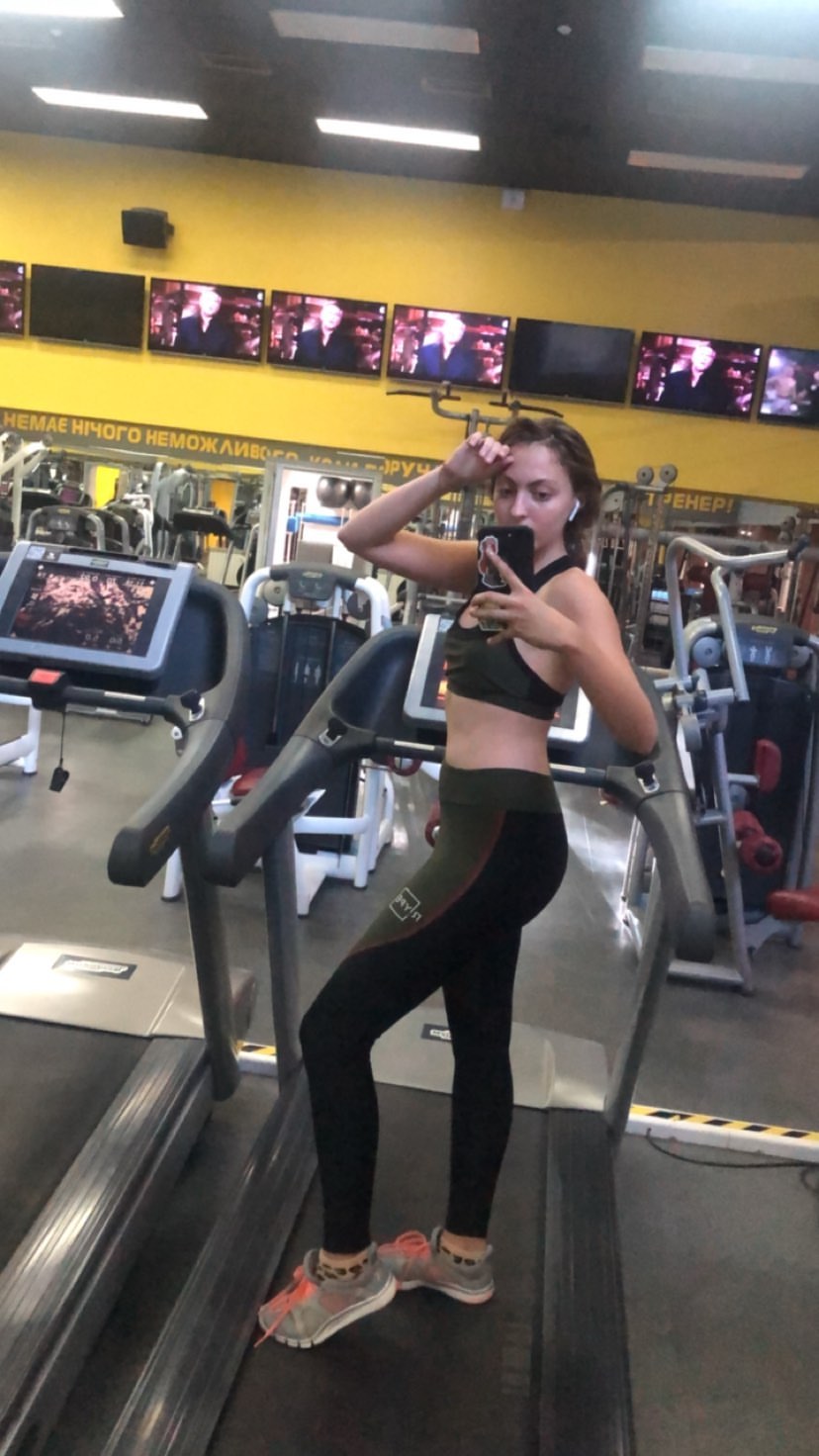 "Полтора часа в спортзале": дочь Поляковой в топе и лосинах показала, как следит за собой