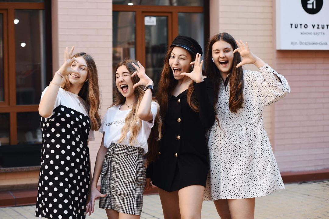 "Со всеми дружу": дочь Поляковой в мини-платье показала своих одноклассниц