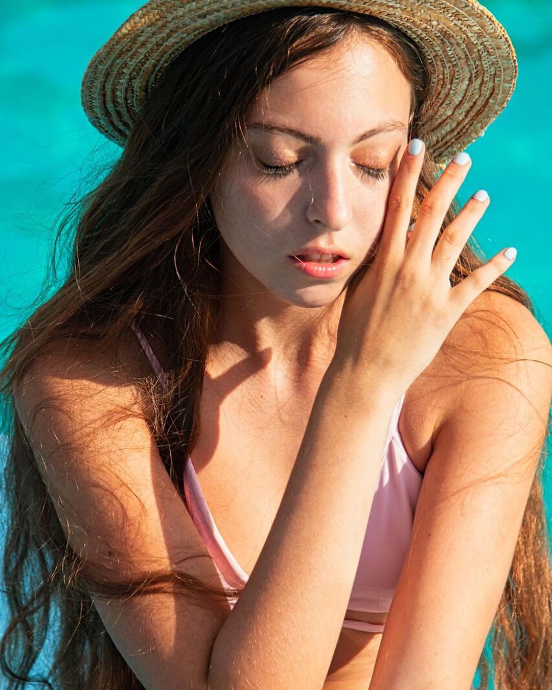 "Переплюнула маму": 14-летняя дочка Оли Поляковой поразила загадочным фото в купальнике