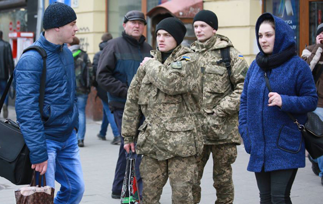 В Україні цивільним особам заборонили носити військову форму: усі подробиці