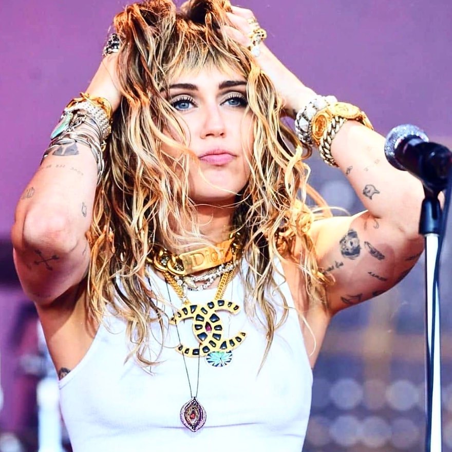 Известная певица чуть не погибла в авиакатастрофе: все подробности