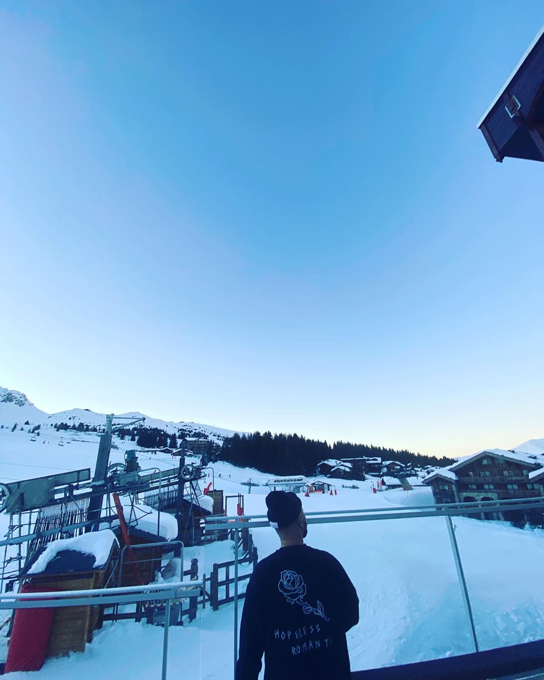 Початок року в казці: дружина MONATIK'а зачарувала атмосферними фото з чоловіком